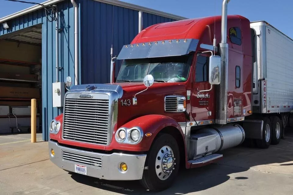 Freightliner Century /Columbia /Coronado -2003 condo /midroof 18